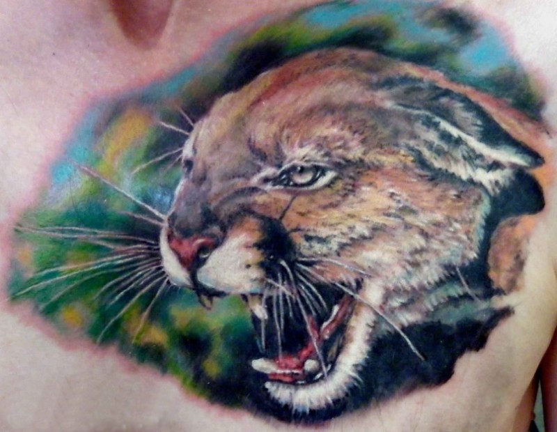 Kompliziertes Tattoo mit Jaguar bunte Tinte