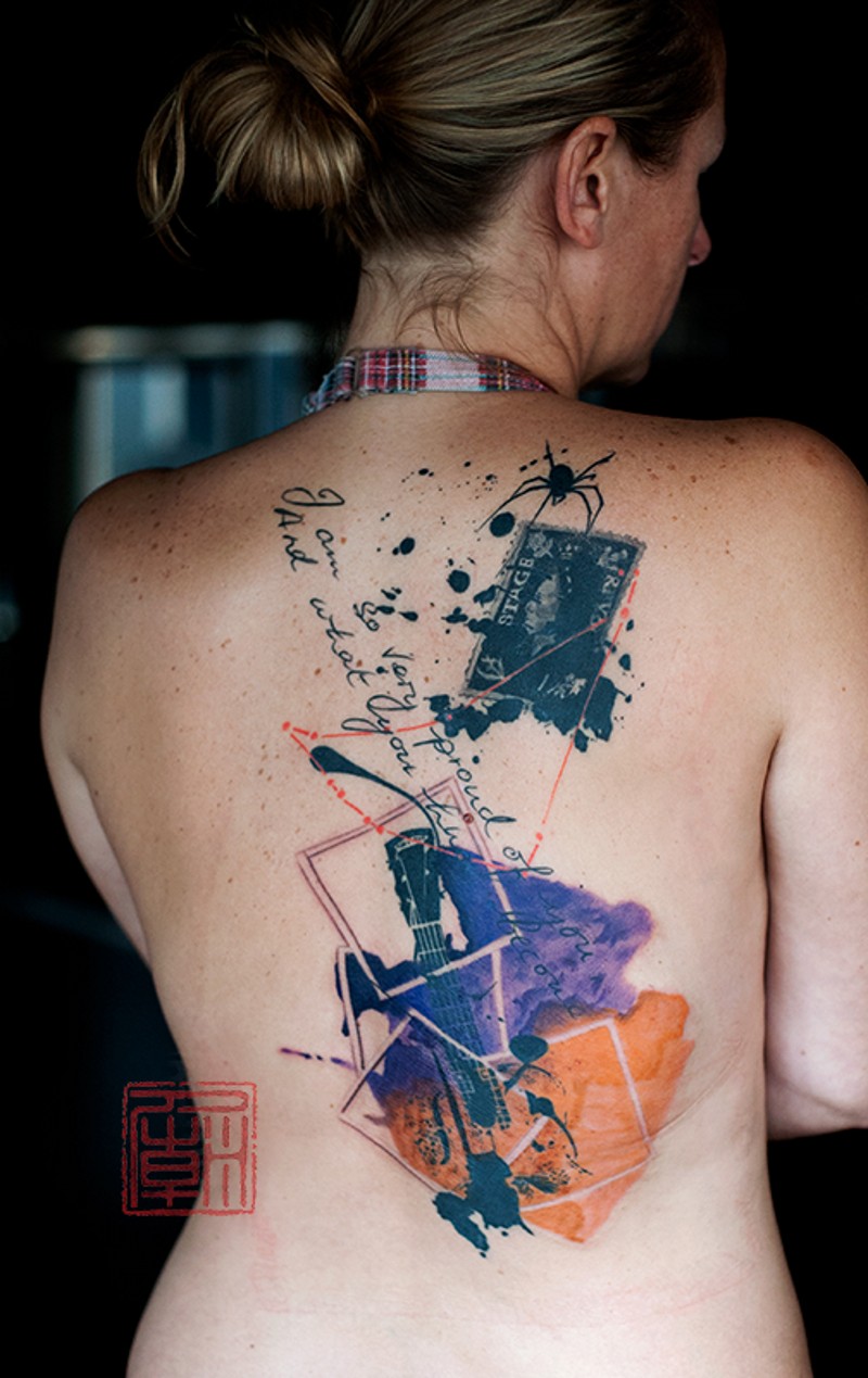 Konzertkarte , Gitarrenstücke und Spinne mit Schriftzug gefärbtes Rücken Tattoo im Polka-Trash-Stil