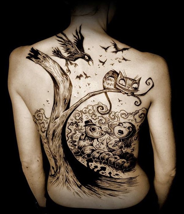 Tatuaje en la espalda,
árbol muerto con ave y gato