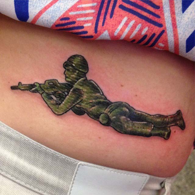 Cooles 3D grünes farbiges Tattoo am Handgelenk mit Spielzeug-Soldaten