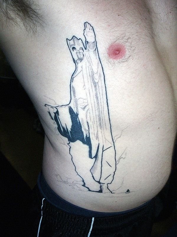 Tatuaje en el costado,  estatua interesante  de señor de los Anillos