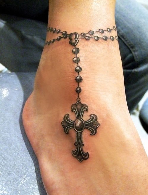 Tatuaje en el tobillo, 
pulsera con cruz preciosa