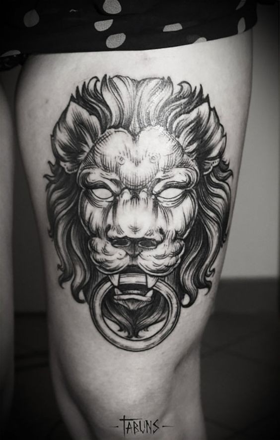Tatuaje en el muslo, león interesante de puertas antiguas