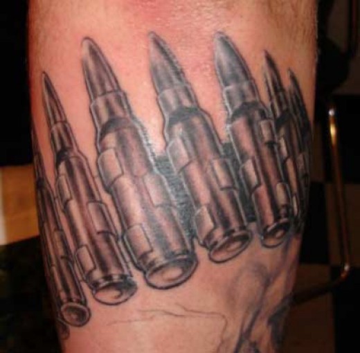 Tatuaggio impressionante sul braccio le cartucce