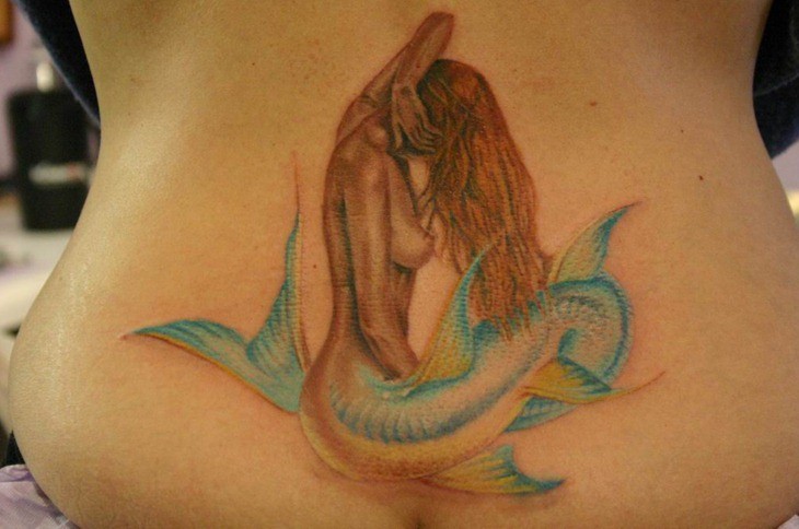 fresco bellissima sirena tatuaggio su parte bassa della schiena