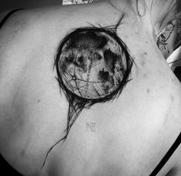 Tatuaje en la espalda alta, 
planeta oscura interesante