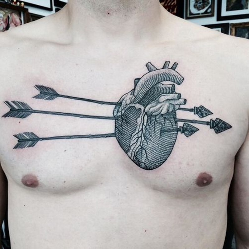 fresco grande inchiostro nero cuore con antiche frecce colpiscono tatuaggio su petto