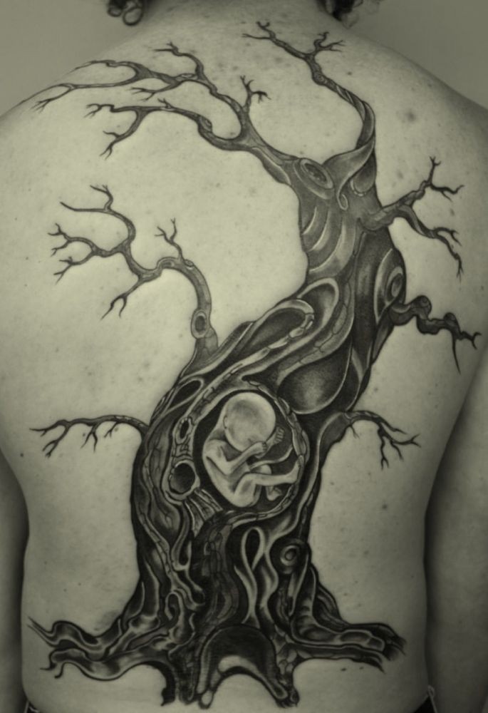 Cooler großer Baum mit Kind im Inner Tattoo