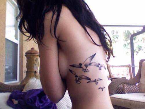 Tatuaje en el costado, bandada de aves