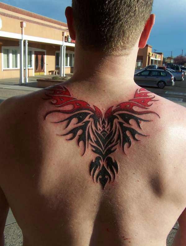 Tatuaje en la espalda, fénix tribal. colores rojo y negro