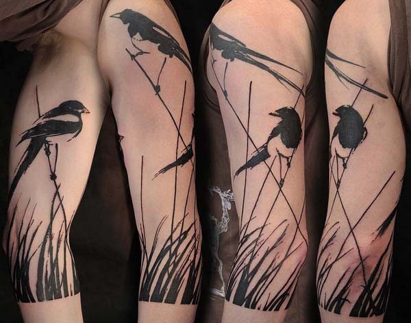 Tatuaje en el brazo, bandada de pájaros en la hierba, tinta negra