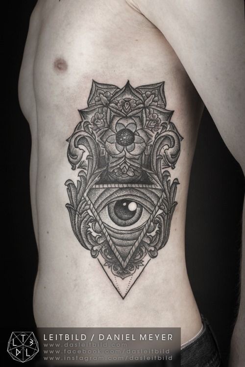 bello grigio nero modello con occhio tatuaggio sulle costole da Daniel Meyer