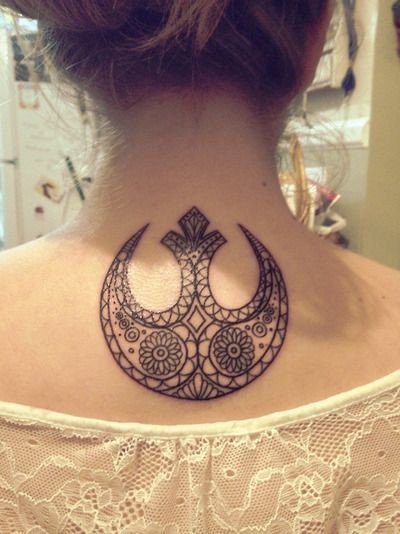 Tatuaje en el cuello, símbolo estilizado de la guerra de las galaxias, tinta negra