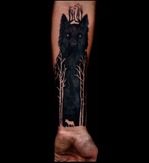 inchiostro nerissimo lupo e foresta avambraccio tatuaggio da Nick Hart