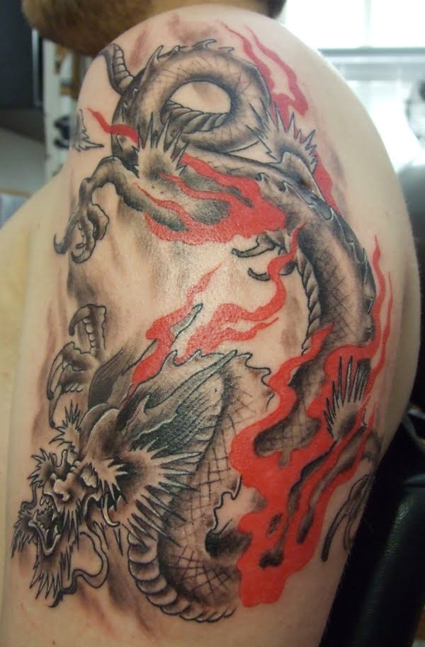 Tatuaje en el brazo, dragón japonés en las llamas