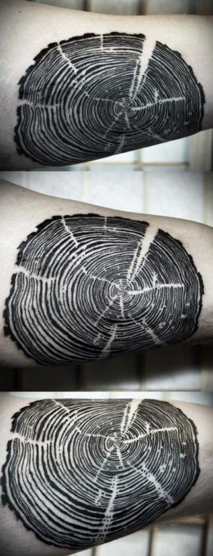 Tatuaggio nero bianco il taglio del tronco