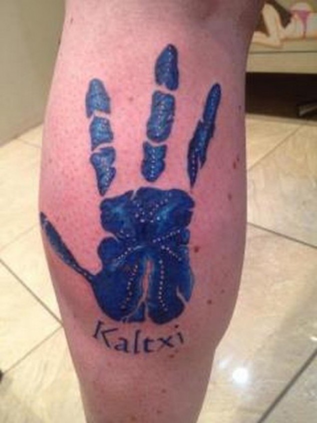 Cooles blaues farbiges Armdruck Tattoo am Bein mit Schriftzug