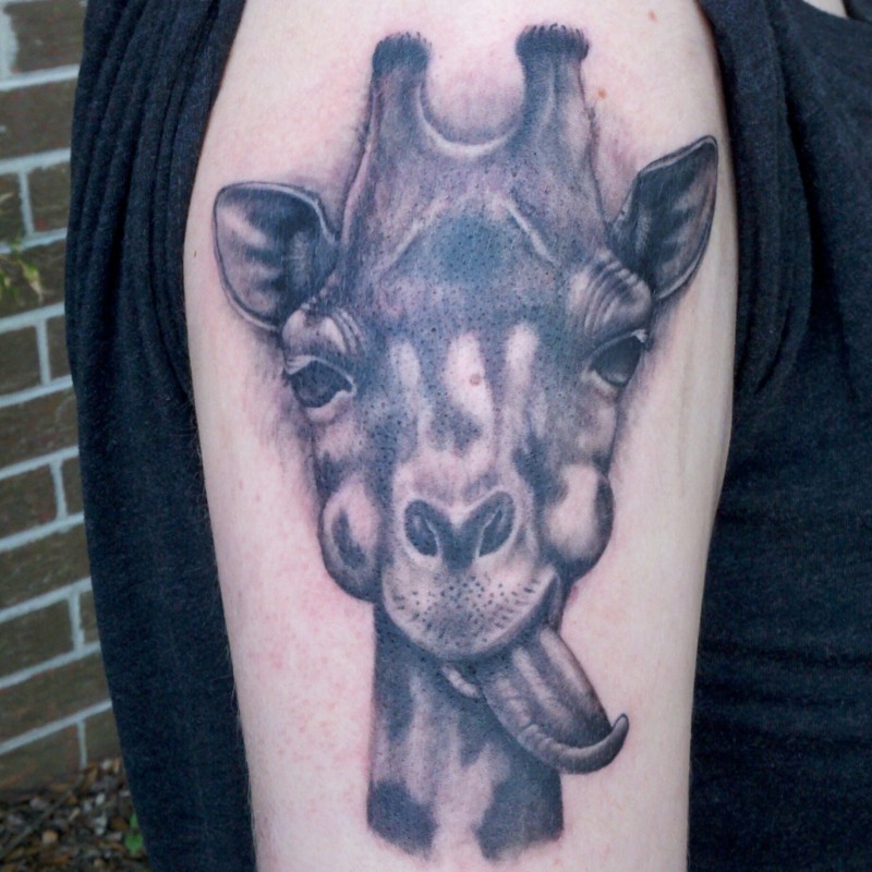 fresco testa di giraffa blu con lingua tatuaggio