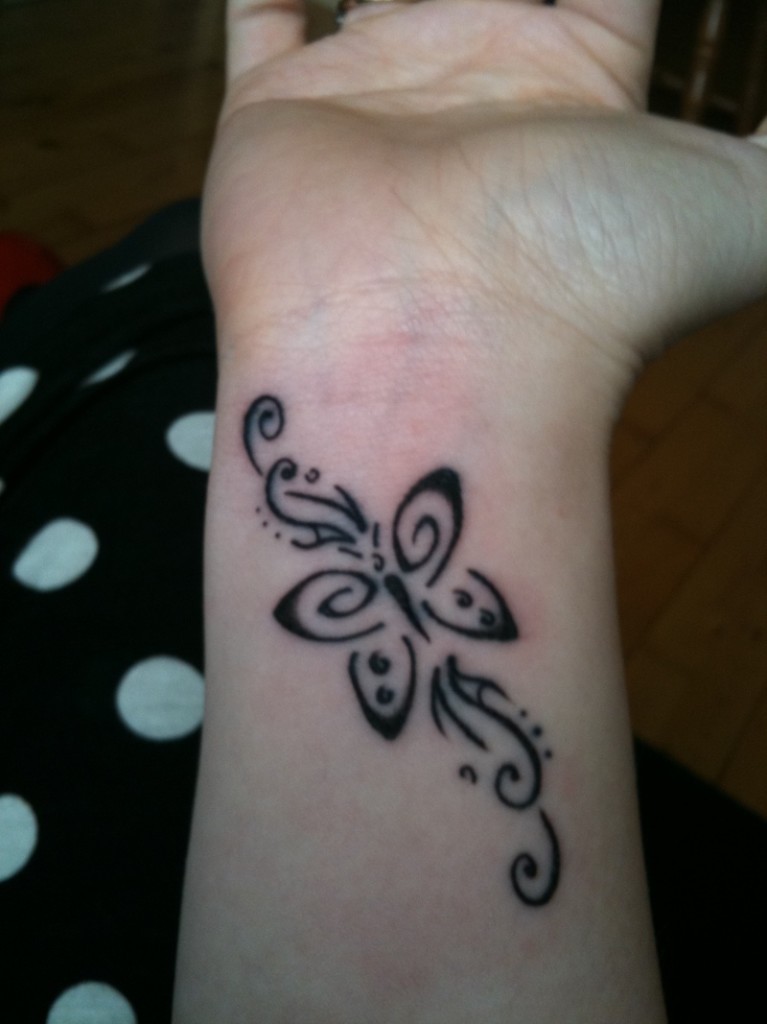 Cooles Schmetterling Handgelenk Tattoo mit Mustern
