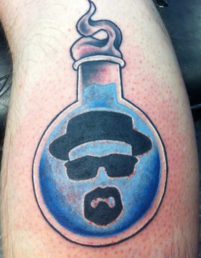 Coole cartoonische farbige Flasche mit Flüssigkeit Tattoo am Bein mit Porträt des Helds aus Breaking Bad