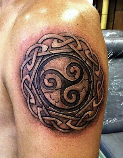 bello nodo celtico tatuaggio sulla spalla