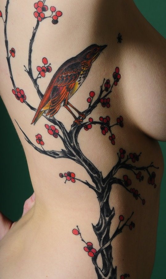 Tatuaje en el costado, cerezo en flor y pajarito lindo