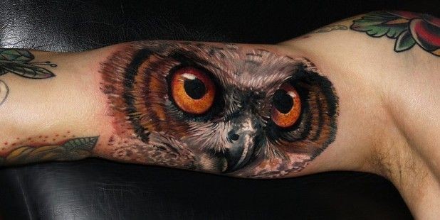 Tatuaggio realistico sul braccio la testa della civetta by Carlox Angarita