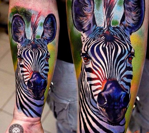 Cooles buntes Zebra Tattoo am Unterarm