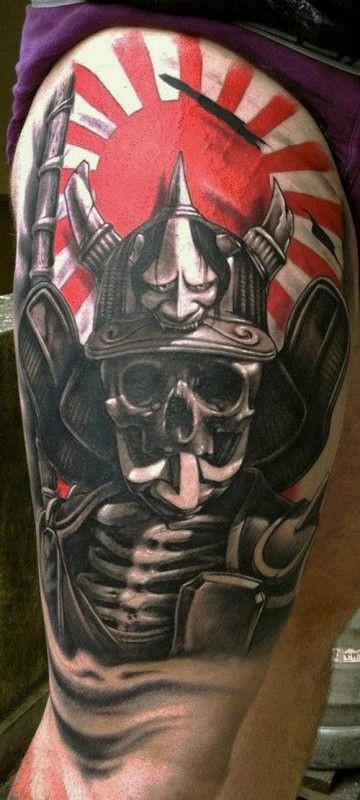 Tatuaje  de esqueleto de samurái en el brazo
