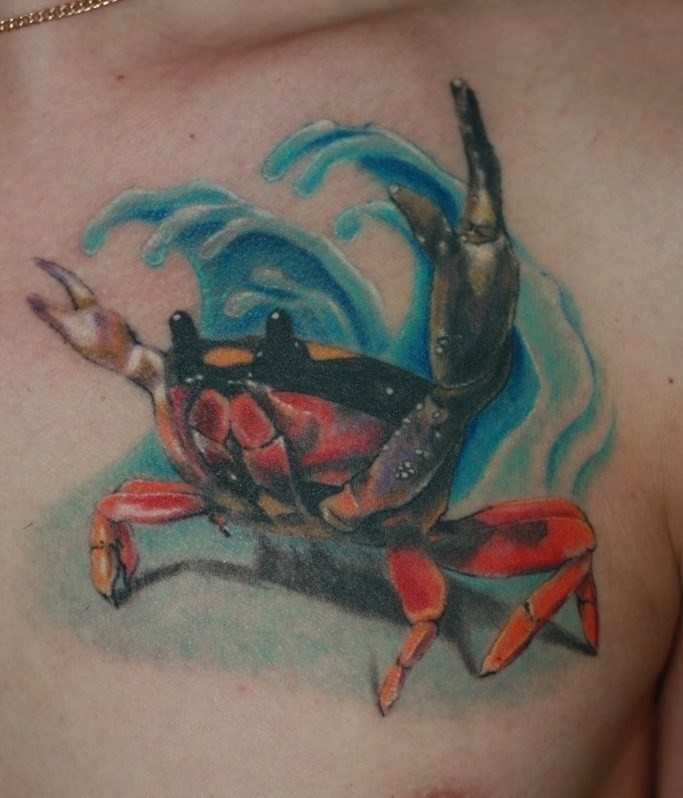 Tatuaje en el pecho, 
cangrejo amenazante en la onda
