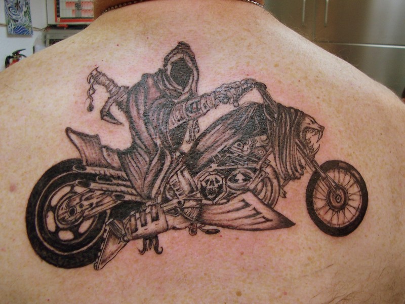 Tatuaje en la espalda, moto con la parca en ella
