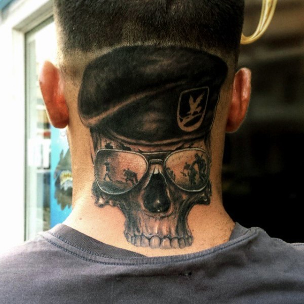 Cooles Design schwarzes und weißes Tattoo mit Soldaten Schädel in Sonnenbrille und Hut am Hals