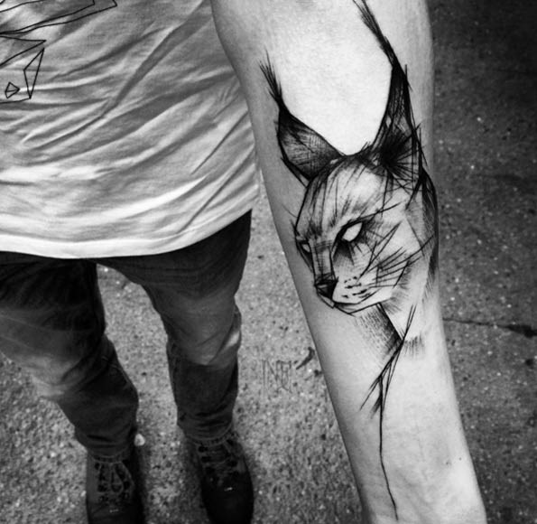 Cooles schwarzes Unterarm Skizze Tattoo mit wilder Katze