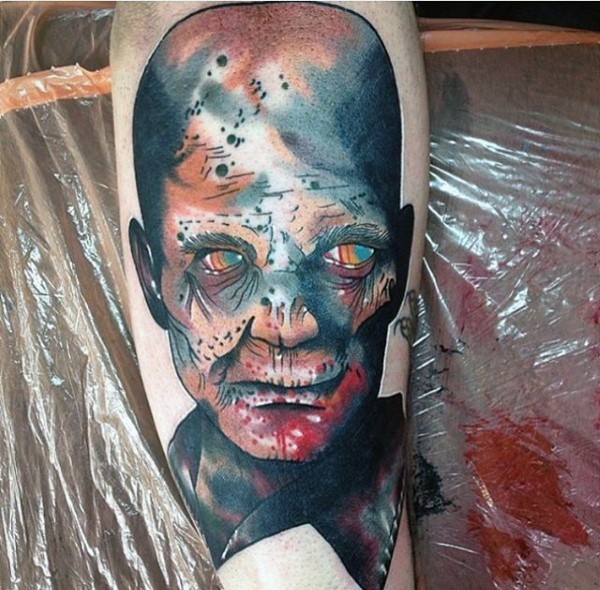 Tatuaje en el antebrazo, zombi espantoso de varios colores