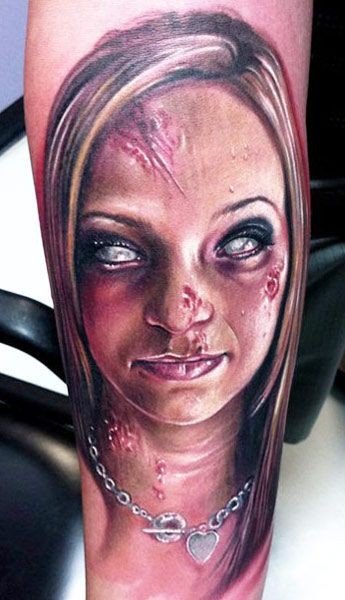 fresco dettagliato e colorato realistico zombie femmina tatuaggio su braccio