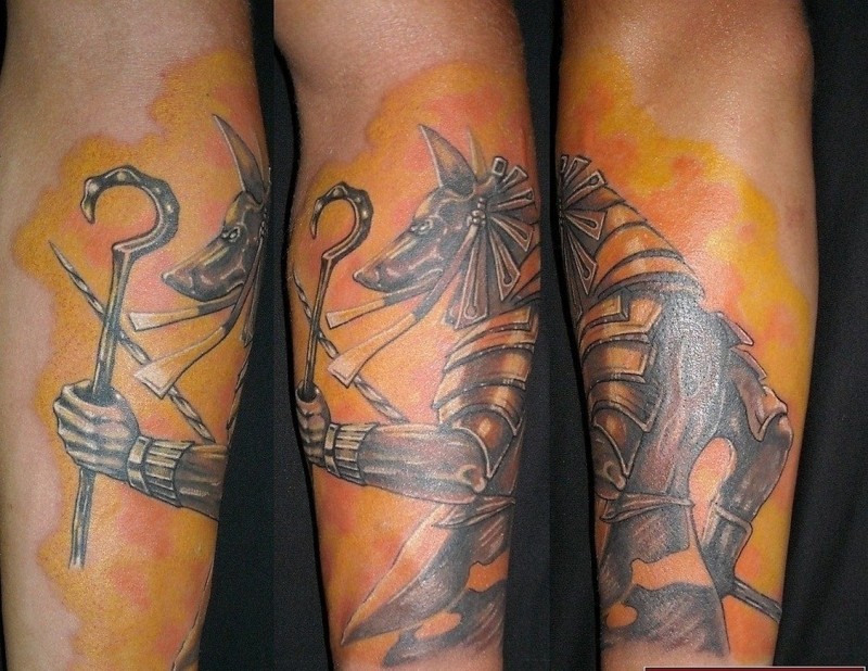 Tatuaje en el antebrazo,
dios Seth egipcio  espectacular