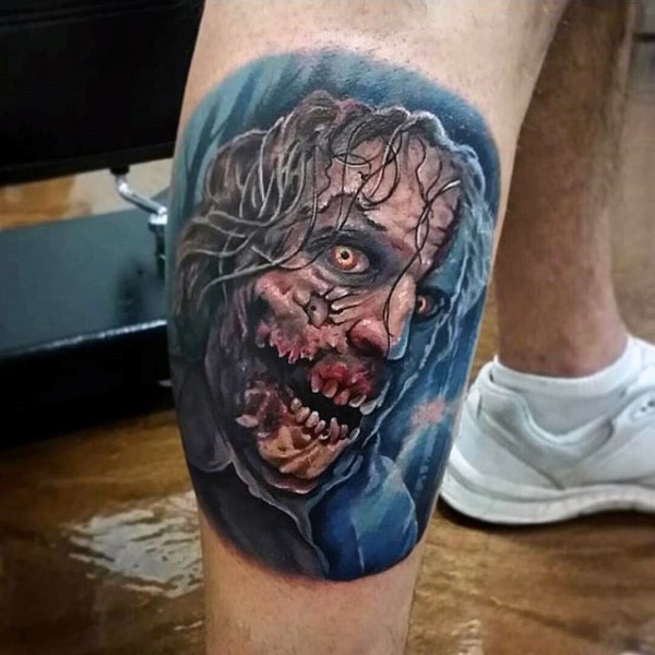 Tatuaje en la pierna,
cara detallada de zombi tremendo