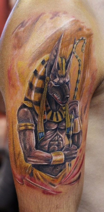 Tatuaje de dios Seth egipcio en el hombro