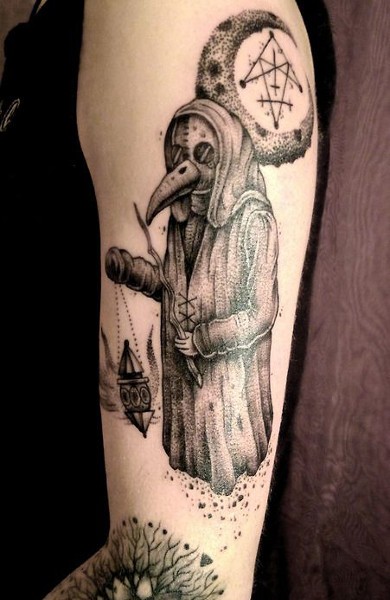 Tatuagem de ombro de estilo de ponto legal do doutor de peste com lua mística