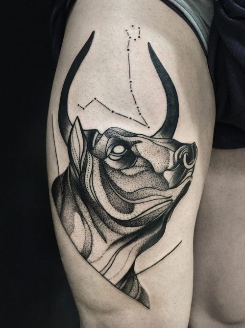 Cool dotwork estilo pintado por Michele Zingales tatuagem de coxa de cabeça de touros