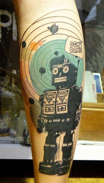 Tatuaje en la pierna,
robot con sistema solar, diseño de color