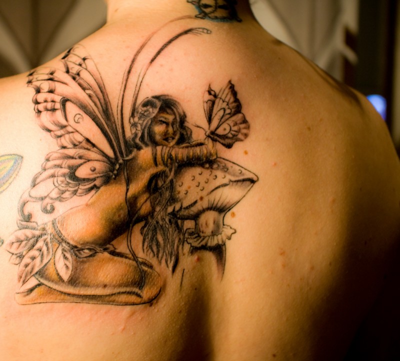 fresca foresta fata con funghi tatuaggio sulla schiena