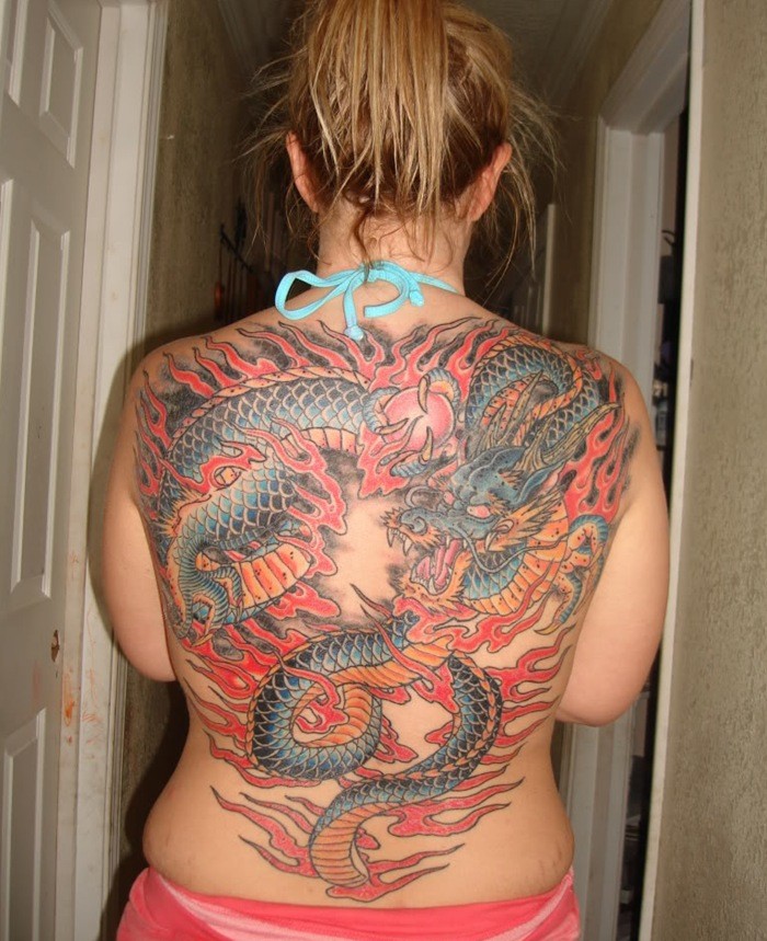 Tatuaje en la espalda,
dragón feroz chino en llamas