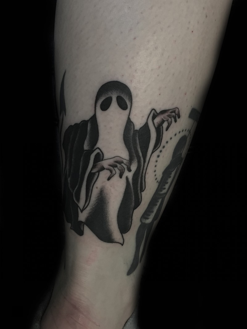 Tatuaje en la pierna,  fantasma horroroso en capa