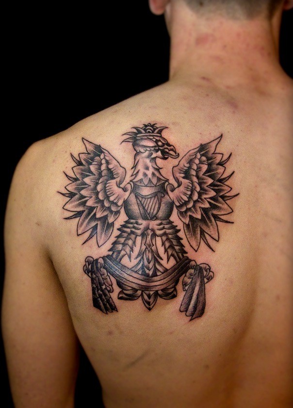 Tatuaje de grifo en armadura en el hombro