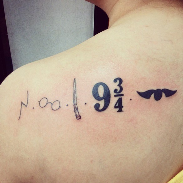 Tatuaje en el hombro, tema de Harry Potter con varita, numero 9 3\4 y símbolos diminutos