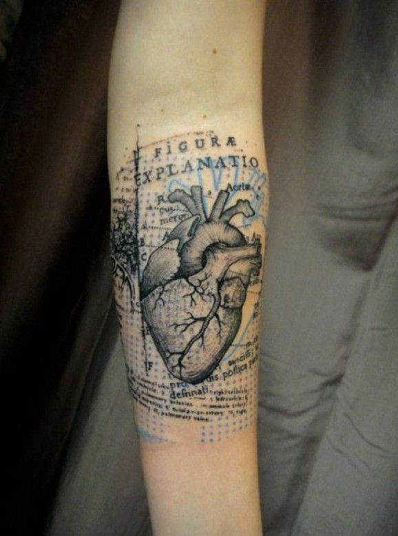 Tatuaggio colorato sul braccio il cuore