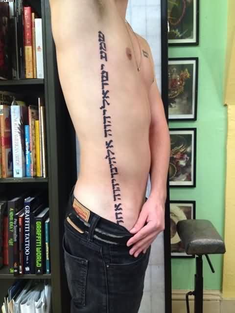 Tatuaje en el costado,
inscripción vertical en hebreo