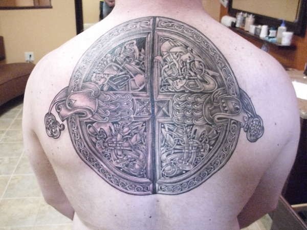 fresca idea di nodo celtico tatuaggio sulla schiena
