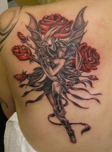 Tatuaje en el hombro,
 hada gris y rosal rojo